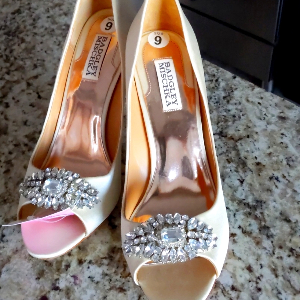 Size 9 Badgley Mischka Jeweled Cream Satin pumps.